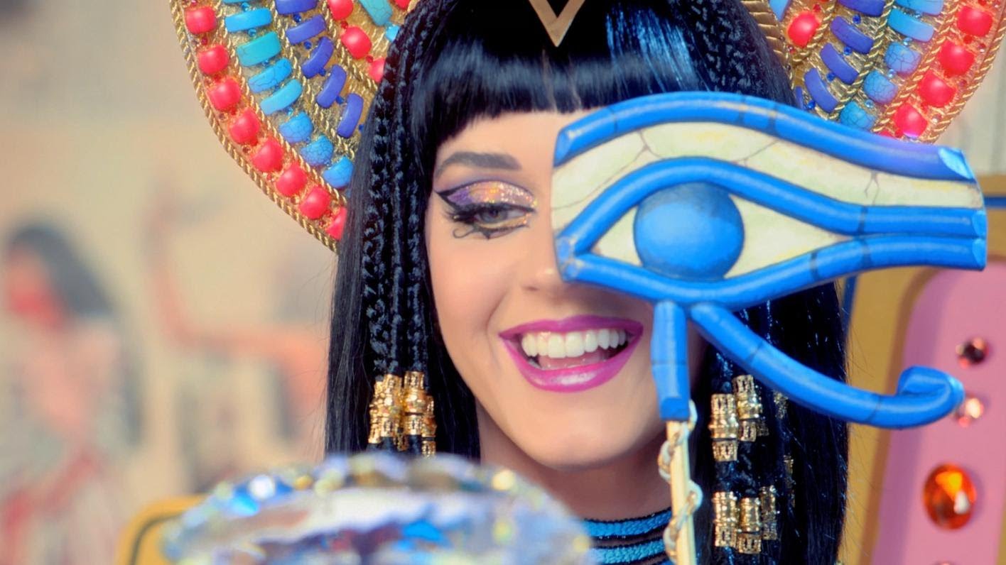 Katy Perry em videoclipe da música Dark Horse