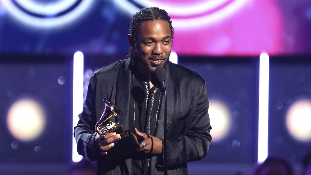 Kendrick Lamar recebendo a estatueta de melhor album de rap "Damn"